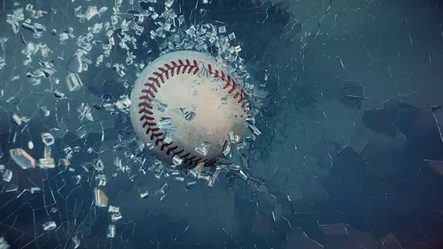 棒球穿过破碎的玻璃。视频下载