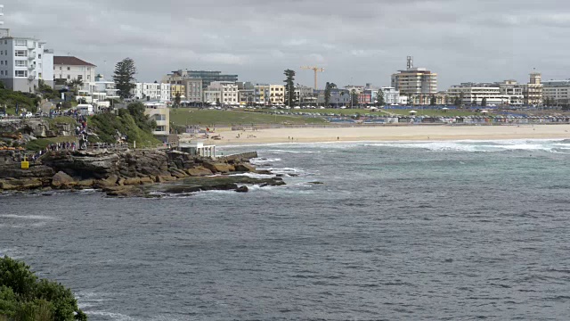 邦迪和塔玛拉马海滩海岸路径，澳大利亚悉尼视频下载