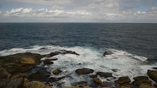 澳大利亚悉尼，邦迪，猎人公园的岩石海岸视频下载