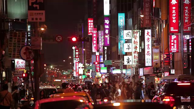 台湾台北的夜间交通和拥挤的人群视频素材