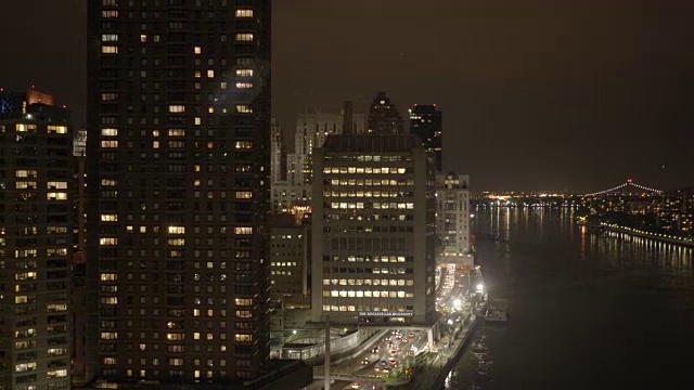 夜间航拍照明城市天际线全景。都市背景视频素材