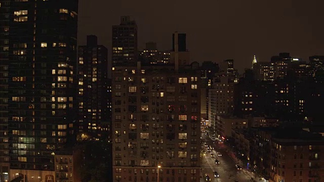 照亮夜晚的城市街道。鸟瞰图的城市大都市城市景观视频素材