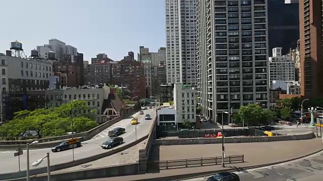 城市街道交通鸟瞰图。城市地标的背景视频素材