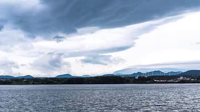 韩国济州岛附近山上的风力发电站。间隔拍摄4 k视频下载