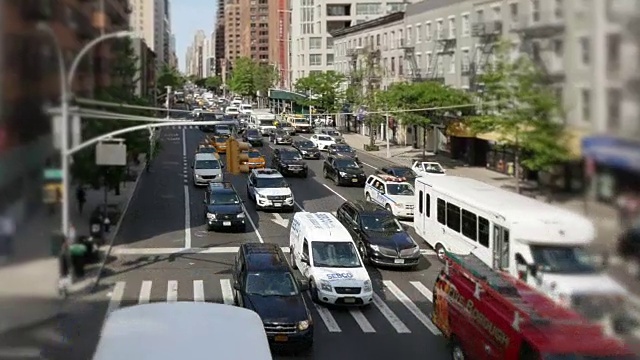 城市交通街道和建筑物的建立镜头。在城市道路上上下班的汽车视频素材