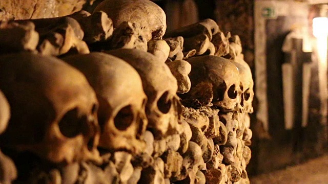巴黎地下墓穴里的骷髅墙和骨头视频下载