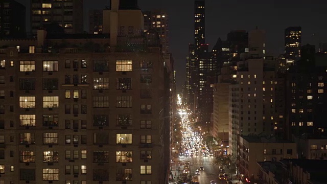 灯光照亮的城市街道和建筑物的夜间拍摄。都市灯光视频素材