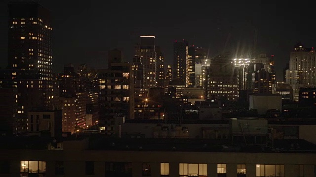 纽约市街道和建筑物区夜间灯光。直升机拍摄的都市大都市视频素材