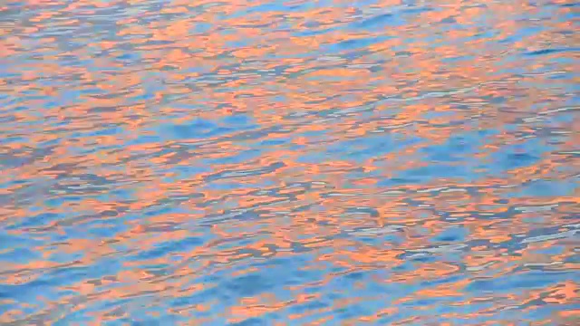 夕阳下金色的海面视频素材