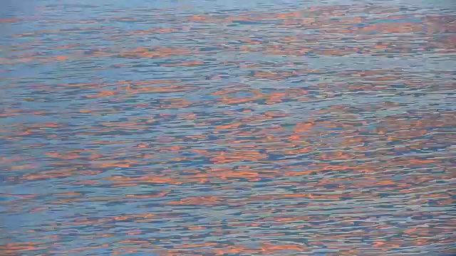 夕阳下金色的海面视频素材