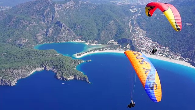 享受在Oludeniz的滑翔伞。视频下载