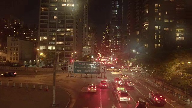 建立拍摄的交通车辆上下班在城市街道上的夜晚视频素材