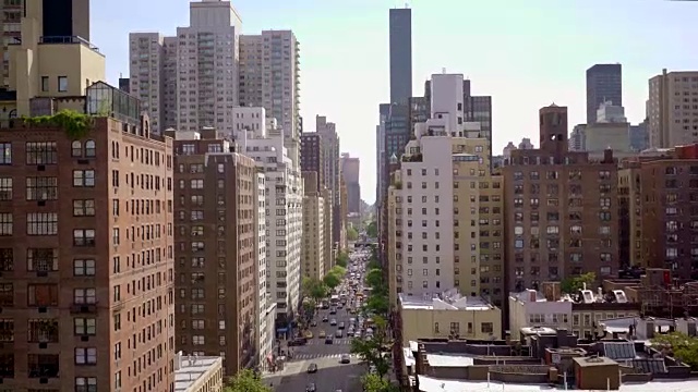 城市地标风景鸟瞰图。城市街道和建筑物的建立镜头视频素材