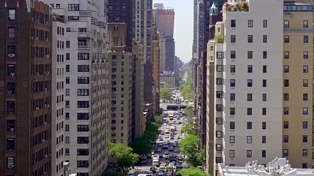 曼哈顿大道和城市建筑鸟瞰图。都市街景背景视频素材