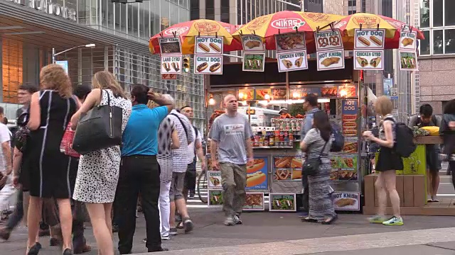 曼哈顿中城热狗摊前的人群视频素材