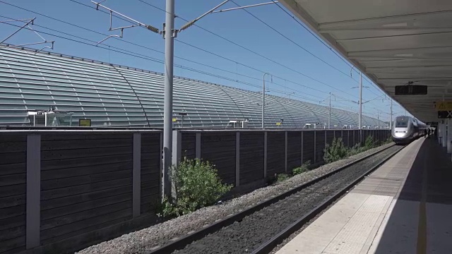 TGV进入阿维尼翁火车站视频素材