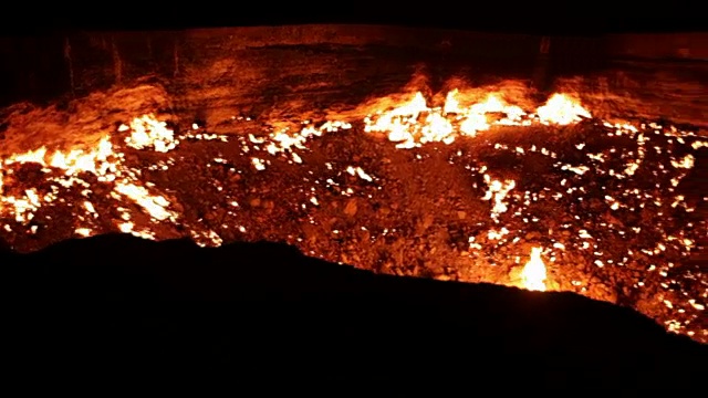 土库曼斯坦“地狱之门”或达尔瓦扎火山口夜间燃烧的天然气现场全景图视频下载