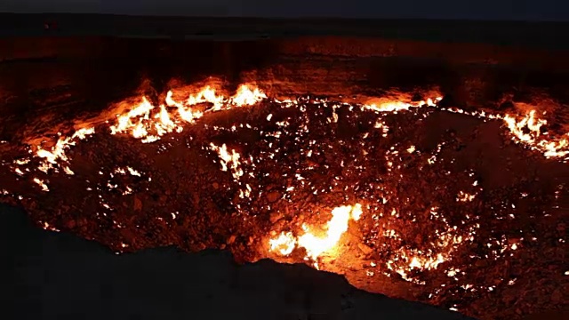 土库曼斯坦“地狱之门”或达尔瓦扎火山口燃烧的天然气现场全景图视频下载