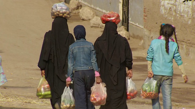 人们扛着蔬菜走在埃及的大街上视频下载