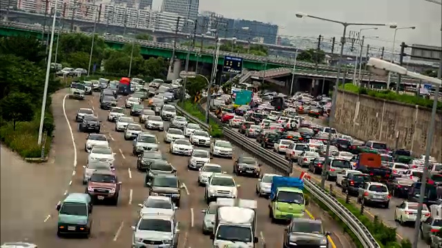 汉江铁路桥和高速公路在高峰时段交通堵塞视频素材
