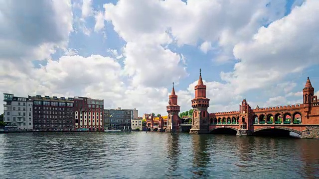 Oberbaumbrücke Berlin Timelapse in Summer with Spree River, Train and Cloud Dynamic视频素材