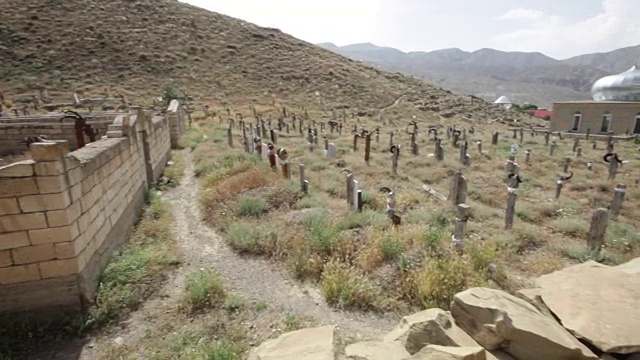 土库曼，真正的Nokhur村庄的墓地，坟墓上有山羊的角视频素材