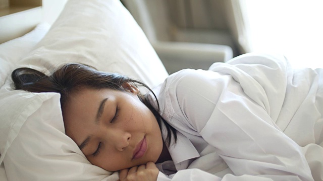 摄影:年轻女子睡美人在卧室里视频素材