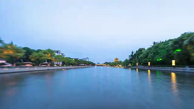 日落时分乘中国船沿河而行。间隔拍摄4 k hyperlapse视频下载