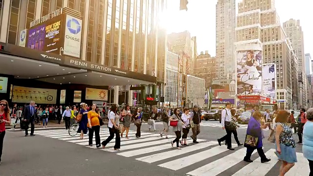 上班族在纽约宾夕法尼亚车站前穿过马路去上班。行人在拥挤的街道上行走视频素材