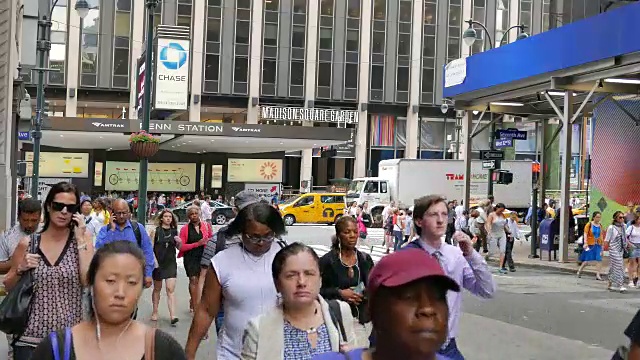 上班族在纽约宾夕法尼亚车站前穿过马路去上班。行人在拥挤的街道上行走视频素材