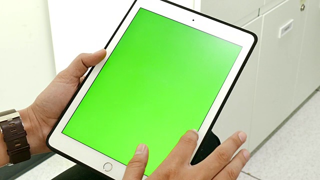 近距离男子持有空白平板电脑与绿色视频素材
