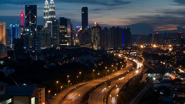 日落时间推移-吉隆坡市中心和交通灯步道视频素材