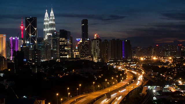 日落时间推移-吉隆坡市中心和交通灯步道视频素材