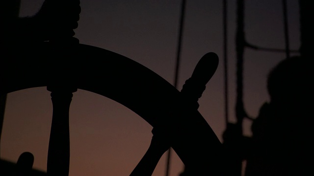 水手们的剪影出现在“奋进号”的复制品掌舵处。视频下载