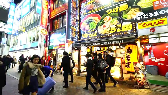 周日晚上，镜头穿过涩谷十字路口前往涩谷中心盖街。捕捉城市夜景和步行时的行人。视频下载