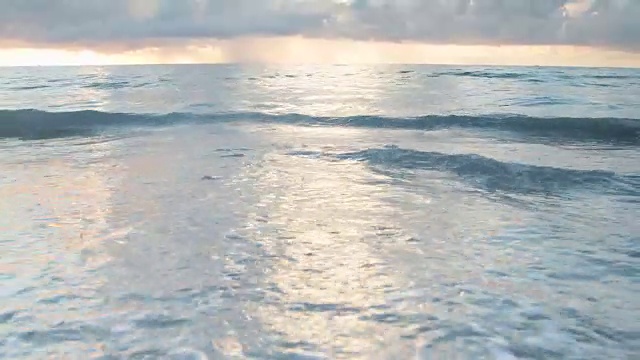 清晨海浪冲上岸来。视频下载