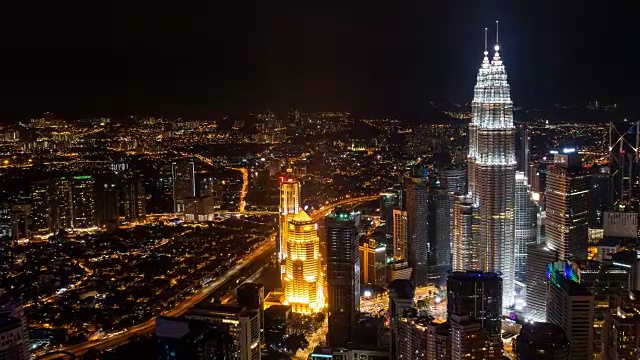 时间流逝-高角度的Petronas塔在晚上视频下载