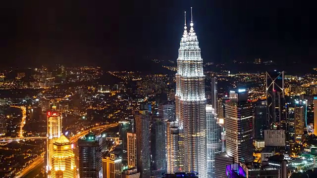 时间流逝-高角度的Petronas塔在晚上视频下载