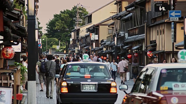 京都花宫路大街上的汽车和行人视频下载