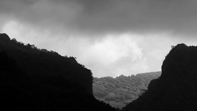黑与白的山与云视频素材