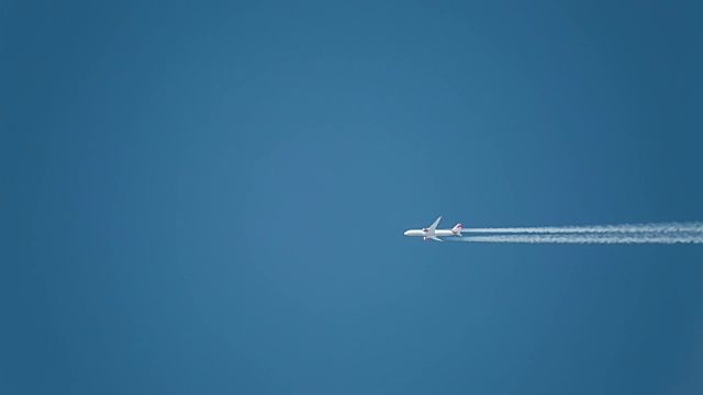 蓝天上的喷气式飞机。波音787 - 9梦幻客机。G-VBZZ。PVG-LHR。海拔36000英尺/ 10972 m。Speed477节/ 883 km / h。视频下载