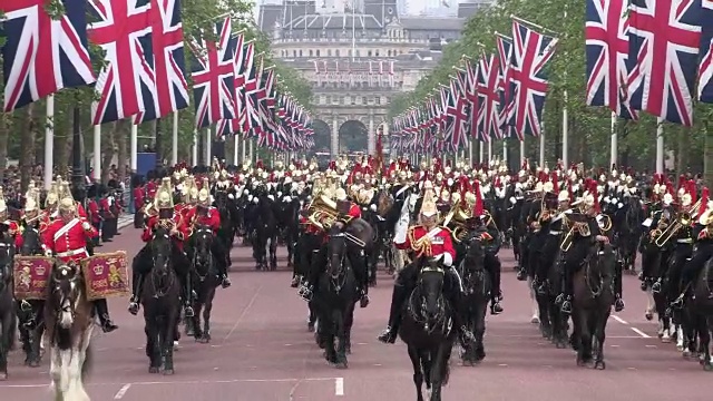 皇家骑兵队在白金汉宫阅兵视频素材