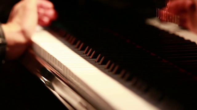 一个女人的手弹钢琴的特写视频素材