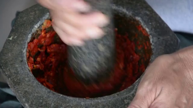 用研钵捣辣椒，泰式烹饪。视频素材