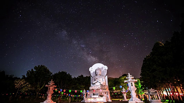观景济州岛和银河的Gwaneumsa(佛教寺庙)视频素材