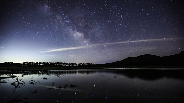 在济州岛，银河倒映在湖面上视频素材