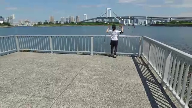 一位日本妇女在公园里完成了她的跑步视频素材