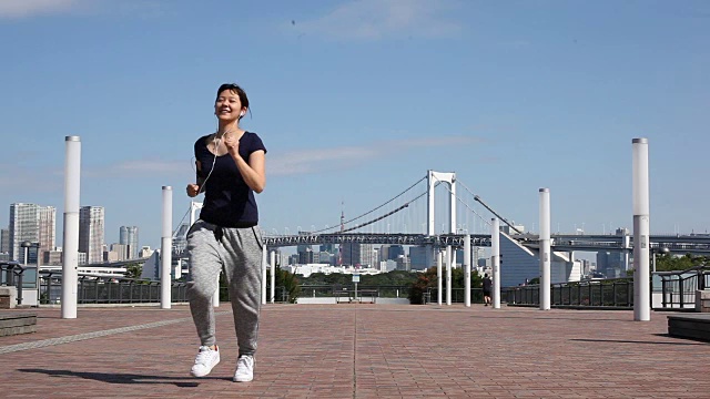 日本女子享受慢跑视频素材