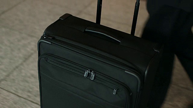 手提箱在机场被推进的高角度镜头视频素材