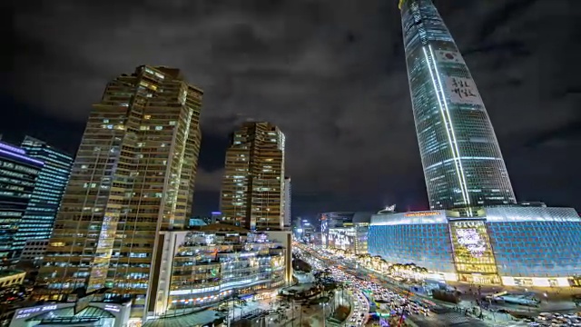 正在建设的乐天世界大厦(2016年以来韩国最高的摩天大楼)的夜景视频素材